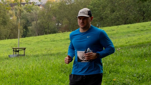 Mann in Sportkleidung läuft