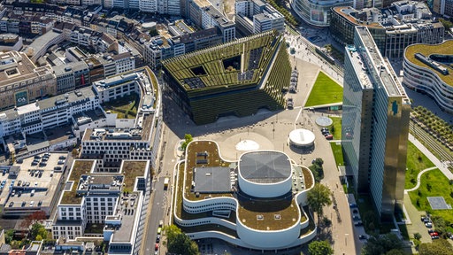 Luftaufnahme Düsseldorf, bäudekomplex des Einkaufszentrum Ingenhoven-Tal - Kö-Bogen 2 mit grünem Hainbuchenbewuchs am Gustaf-Gründgens-Platz - Berliner Allee - Schadowstraße in Düsseldorf