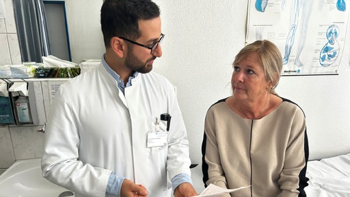 Patientin im Gespräch mit Arzt