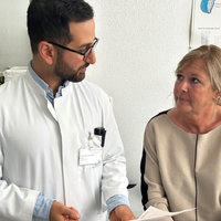 Patientin im Gespräch mit Arzt