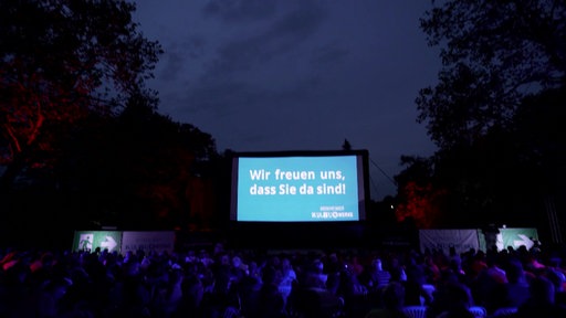 Leinwand eines Open Air Kinos bei Nacht