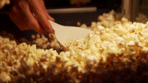 Popcorn Ausgabe im Open Air Kino Monheim