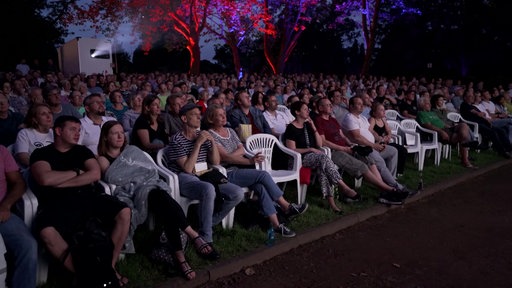 Zuschauer schauen einen Film im Open Air Kino 