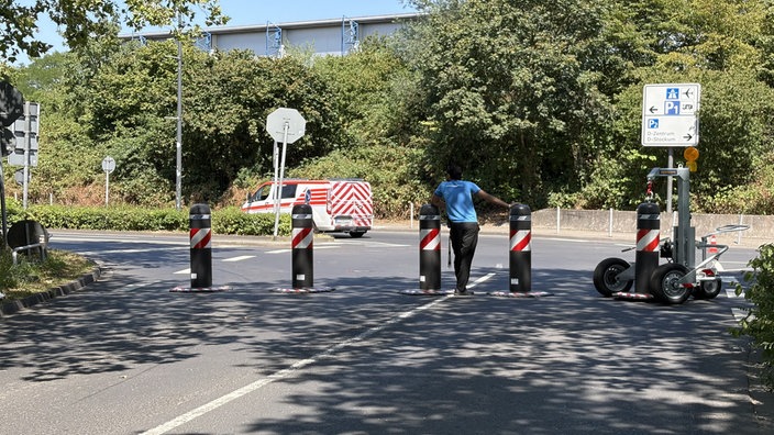 Ordnungsdienstmitarbeiter an einer Straßensperre.