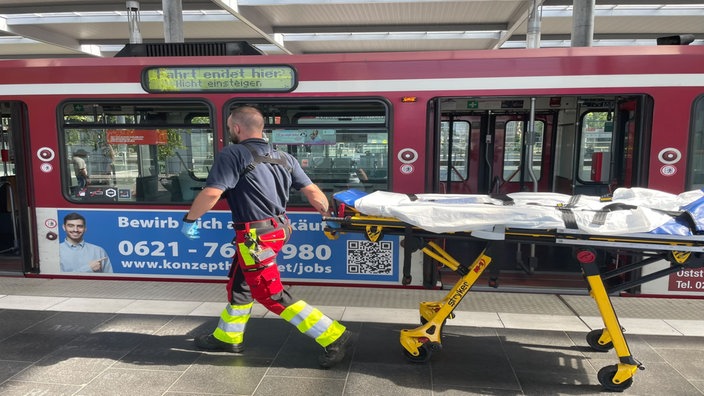Rettungsdienst geht zur Bahn