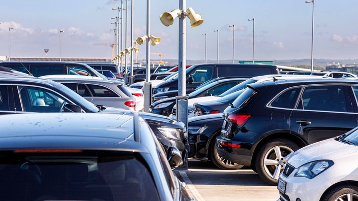 Autos und Lautsprecheranlage auf dem Parkdeck am Flughafen Düsseldorf