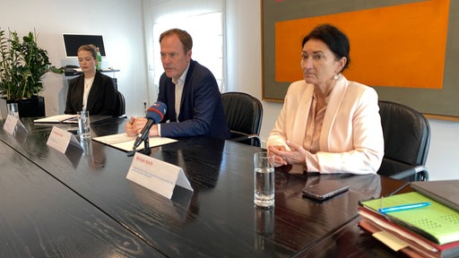 Oberbürgermeister Stephan Keller und Kämmerin Dorothée Schneider bei der spontanen Pressekonferenz im Rathaus.