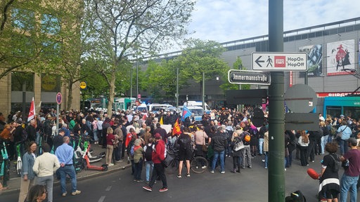Rund um den Düsseldorfer Hauptbahnhof haben Demonstranten eine AfD Veranstaltung blockiert.