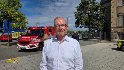 Mönchengladbachs Kämmerer Michael Heck wartet in Düsseldorf auf den Start der Protestfahrt der Kommunen nach Berlin.