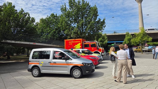 Fahrzeuge aus 25 Kommunen sammeln sich auf dem Düsseldorfer Johannes-Rau-Platz um sich dann auf den Weg nach Berlin zu machen.