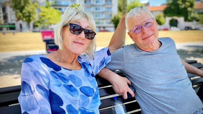 Eine Frau und ein Mann sitzen auf einer Bank