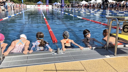 Schüler schwimmen um die Wette
