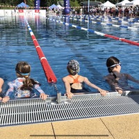 Schüler schwimmen um die Wette
