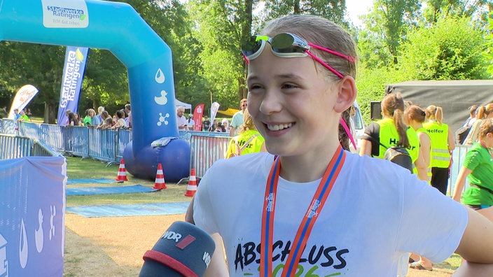 Auch Fiona, 10 Jahre alt, von der Gebrüder-Grimm-Schule nimmt am Schulsporttag teil.