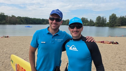 Die beiden Schwimmmeister der Badeaufsicht am Kaarster See, Paul Gross und Marcel Kutluer sind im Porträt zu sehen.