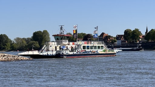 Die Rheinfähre Michaela II steuert das Meerbuscher Ufer an