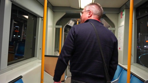 Rheinbahnfahrer Guido Esser geht durch die leere Bahn.
