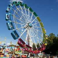 Ein buntes Riesenrad auf einer Kirmes