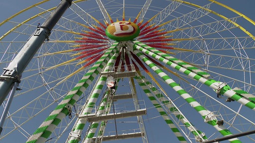 Das Riesenrad auf der Düsseldorfer Rheinkirmes im Aufbau