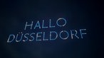 Der Schriftzug "Hallo Düsseldorf", geformt von Drohnen bei der Rheinkirmes