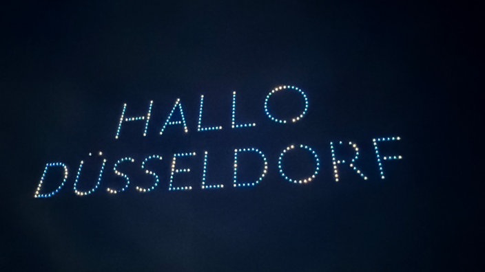 Der Schriftzug "Hallo Düsseldorf", geformt von Drohnen bei der Rheinkirmes