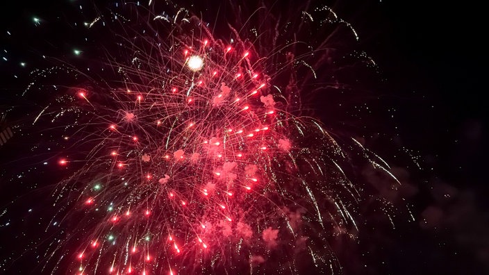 Rotes Feuerwerk bei der Rheinkirmes 