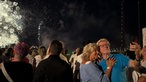 Zwei Zuschauer machen ein Selfie beim Feuerwerk bei der Rheinkirmes 