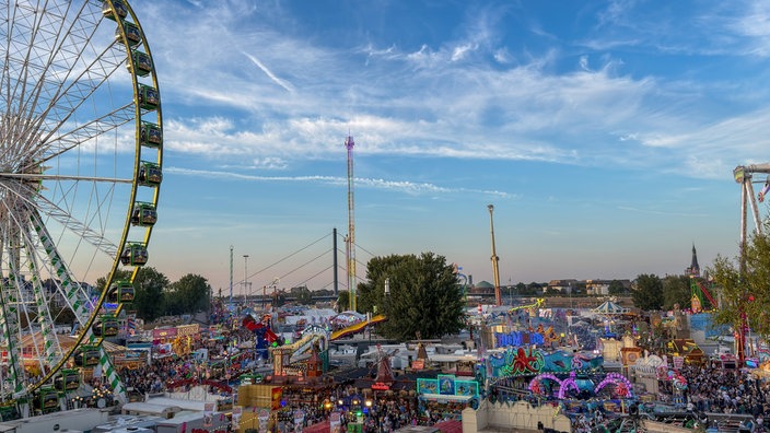 Das Gelände der Rheinkirmes Düsseldorf von oben, im Vordergrund das Riesenrad