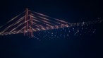 Das Motiv der Rheinkniebrücke bei der Drohnenshow auf der Rheinkirmes