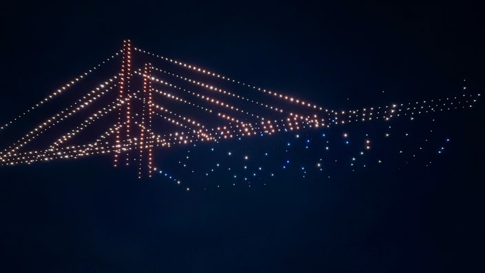 Das Motiv der Rheinkniebrücke bei der Drohnenshow auf der Rheinkirmes