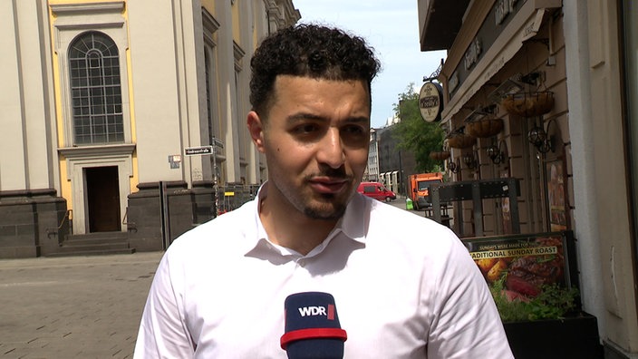Düsseldorfer Anlieger in der Altstadt: Er trägt ein weißes Hemd und ist in einer O-Ton-Situation zu sehen. 