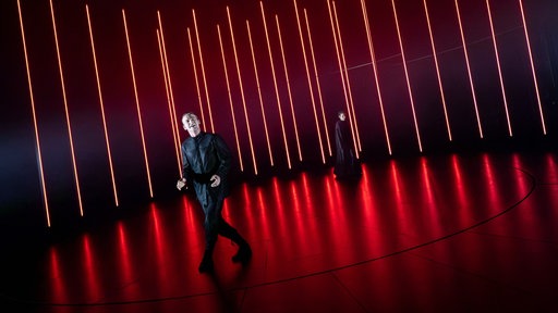 Ein Schauspieler auf einer beleuchteten Bühne