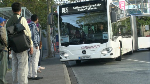Ein Bus fährt an der Haltestelle ein