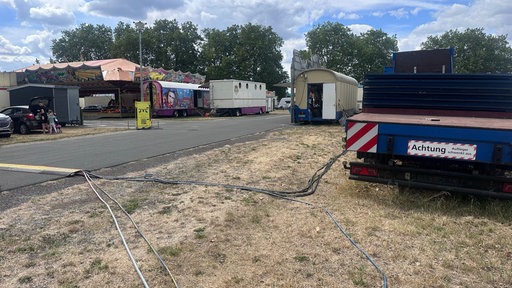 Hier soll das Feuerwerk in Rath stattfinden: Auf dem Platz werden bereits einzelne Fahrgeschäfte und das Feuerwerk für das Wochenende vorbereitet.