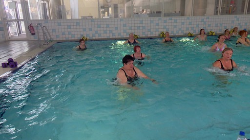 Menschen im Wasser im Schwimmbad Bilk
