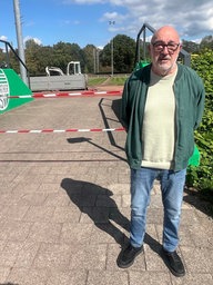 Helmut Röder vom Garather SV im Porträt vor der Bezirkssportanlage