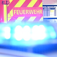 Eine Sirene leuchtet vor einem Feuerwehr-Auto