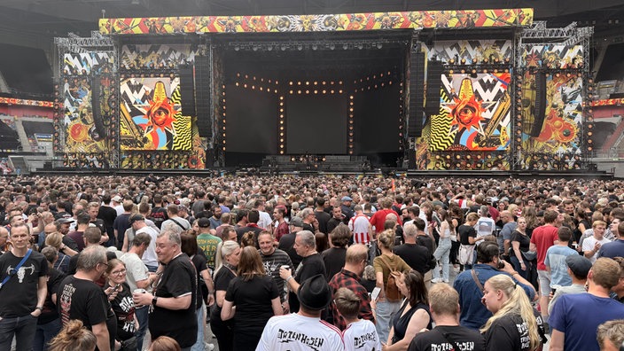 Tausende Fans warten in der Arena auf die Band