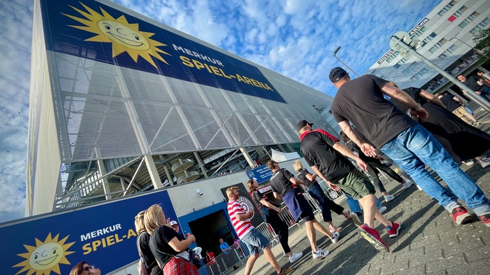 Immer mehr Fans kommen an der Arena an