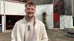 Student Lukas Schwarz wartet auf seinen Kumpel, um Essen zu gehen