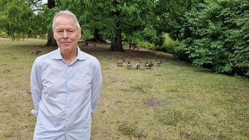 Bezirksvertreter Uwe Wagner (SPD) steht im Düsseldorfer Zoopark