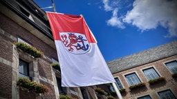 Hosen-Fahnen wehen vor dem Düsseldorfer Rathaus