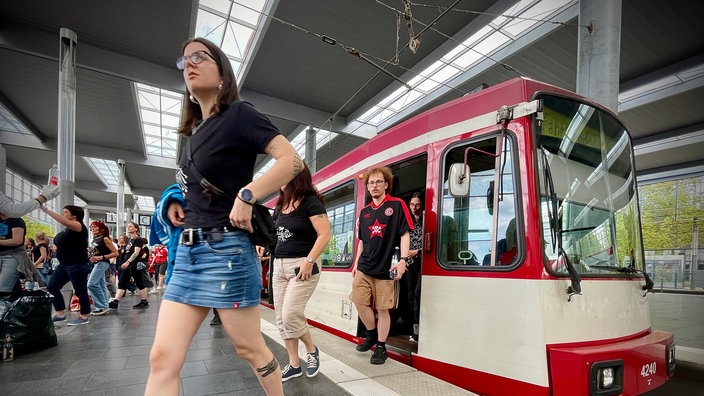 Fans steigen aus der Bahn aus. 