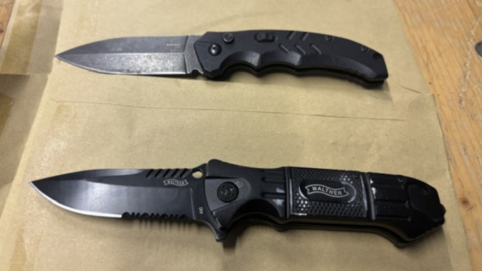 Zwei schwarzer Messer, die bei den Kontrollen sichergestellt wurden 