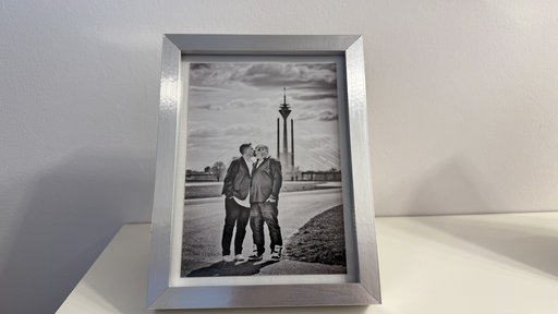 Ein Foto im Rahmen, in dem sich das Paar küsst