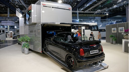 Ein Auto steht beim „Caravan Salon“