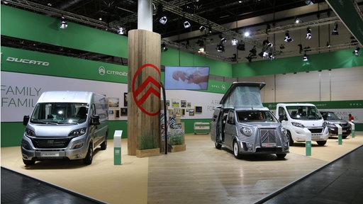 Ein Auto steht beim „Caravan Salon“