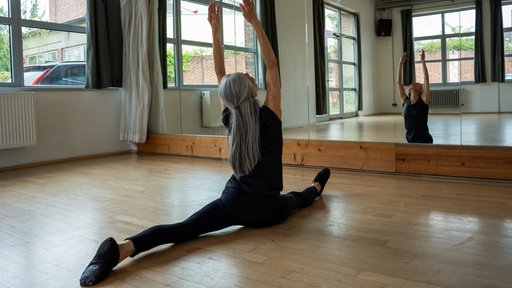 Yogalehrerin Kunie Baba macht einen Spagat
