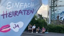 Public Viewing nur anders: Statt Fußball gibt es an der Bonner Bahnschranke heute Segen und Hochzeiten zum Zugucken.