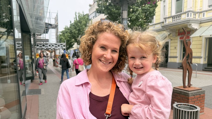 Elisabeth aus Erkelenz hält ihre Tochter Marie auf dem Arm